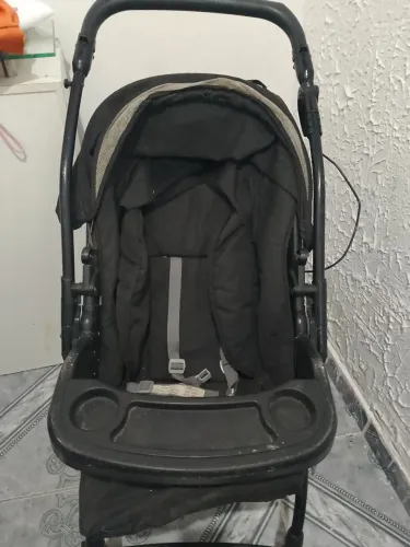 Carinho de bebê e banheira