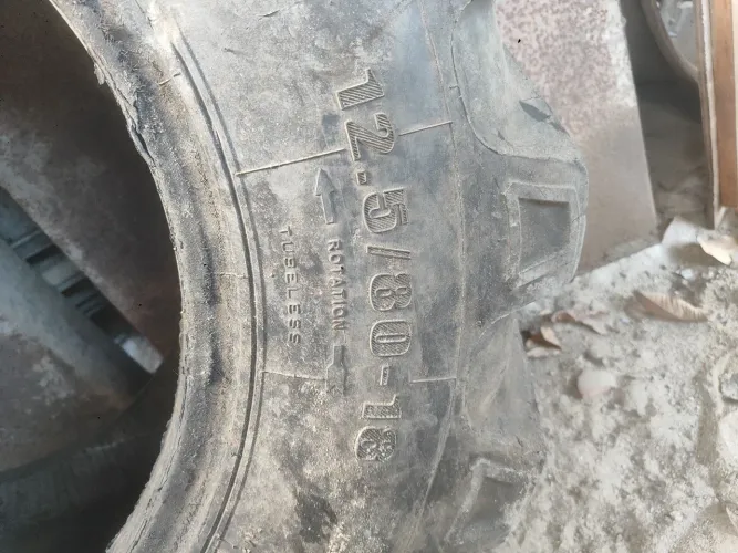 Pneu de retro escavadeira