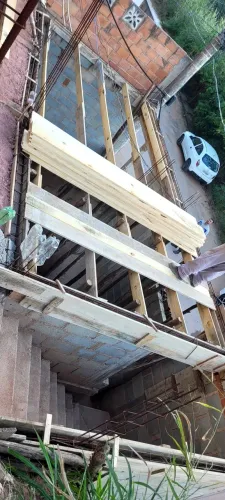 Pedreiro profissional de fundação e acabamento.