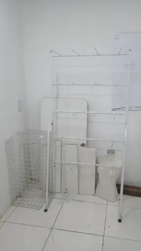 Arraras, maniquim e dois cestos para roupa