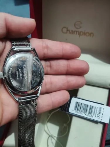 Relógio por 100 , sem marcas de uso