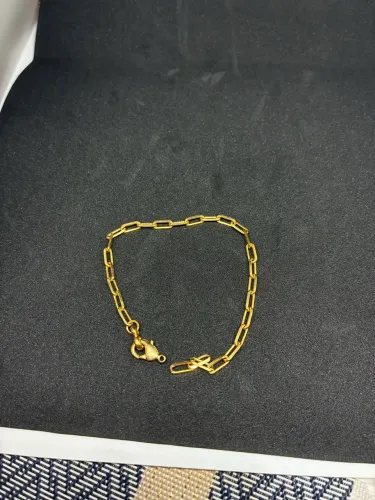 Pulseira dourada com detalhe no fecho