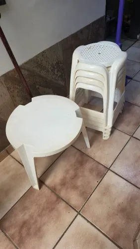 Bascos de plastico e mesinha