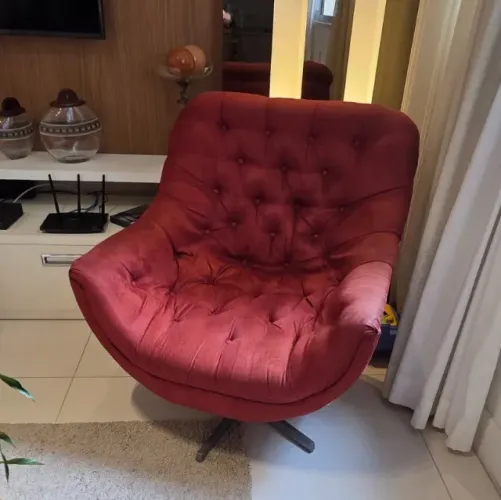 POLTRONA IBIZA GIRATÓRIA em veludo bordô, confortável e elegante