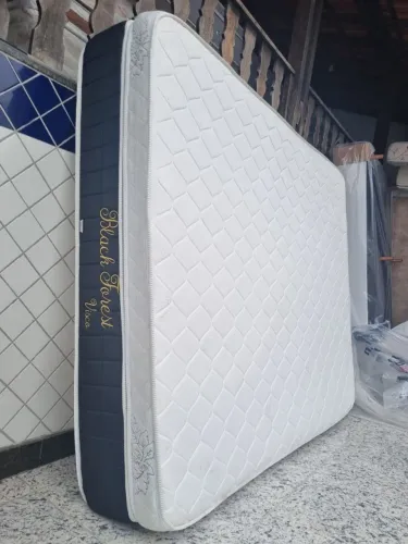 Colchão queen muito bom Aceito cartão e Entrego