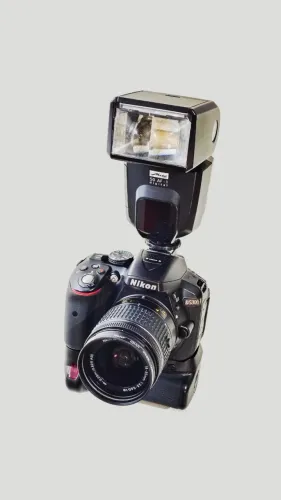 Nikon D5300 com 49.973 disparos lente 18-55mm f/3.5-5.6 VR AF-P flash Metz bateria 