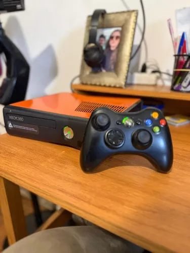 Xbox 360 slim com manete original e mais de 50 jogos