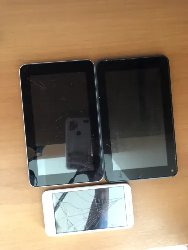Tabletes e celular com defeito
