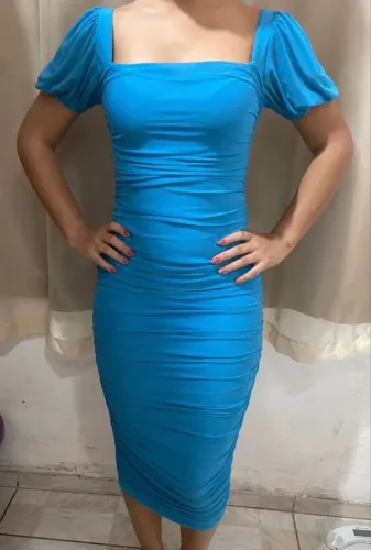 Vestido justo com manguinha bufante
