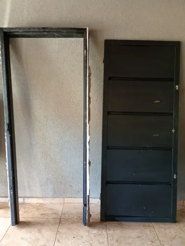 Vendo Porta de Aço semi nova