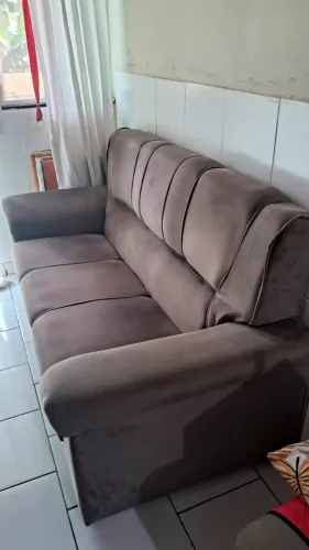 Jogo de sofás 3 acentos e outro de 2 acentos.