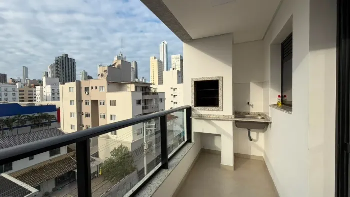 Apartamento 2 Quartos com Sacada Aluguel Anual Balneário Camboriú