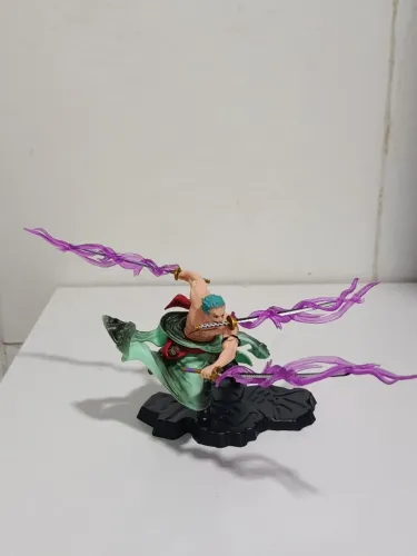 ACTION FIGURE ZORO ONE PIECE - COLECIONÁVEL