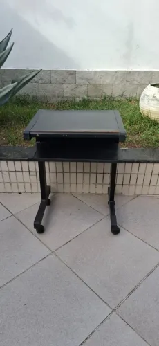Mesa de Escritório Individual com Prateleira e rodinhas