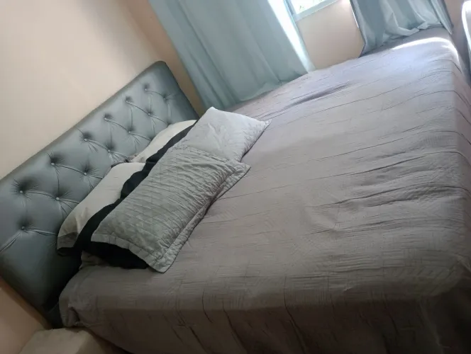 Cama King Size 2,10 x 2,00 m com Colchão e Cabeceira Estofada - Excelente Estado