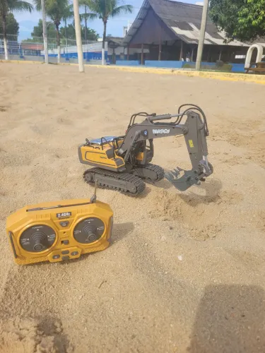 Escavadeira Controle Remoto Brastoy 2.4GHz (NOVA)