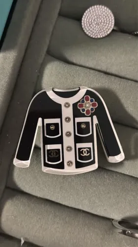 Broche Blue Spinach Pre loved Chanel Black Resin