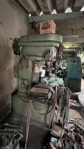 Várias máquinas industriais torneiro mecânico 