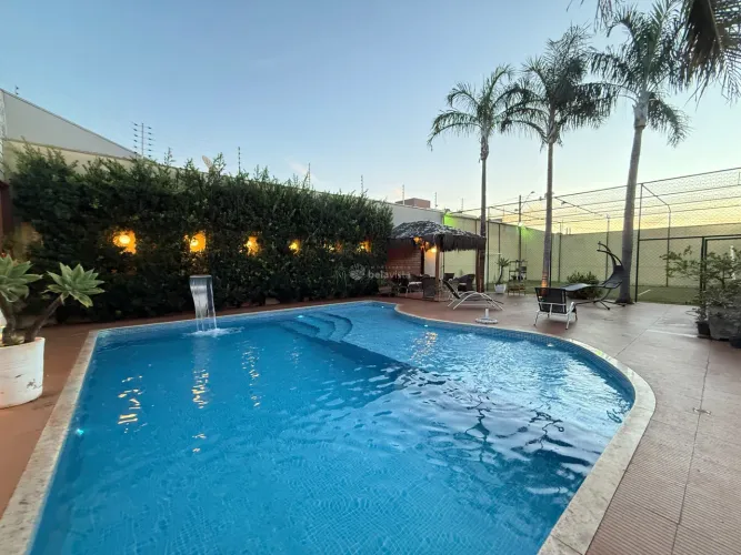 CASA COM PISCINA EM LOTE DE 550M² À VENDA EM APUCARANA.