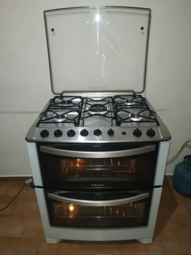 Fogão de 5 bocas dois forno da Electrolux taimer gril sistema limpa facil automático