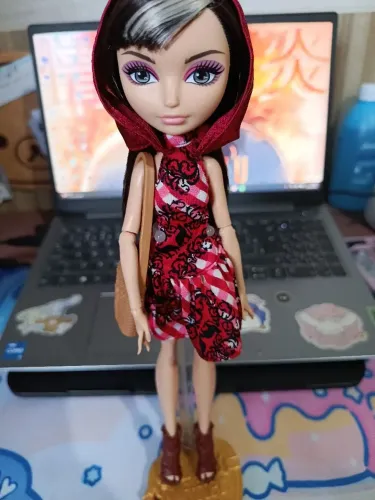 Boneca Ever After High Cerise Hood Piquenique Encantado - Acompanha bolsa