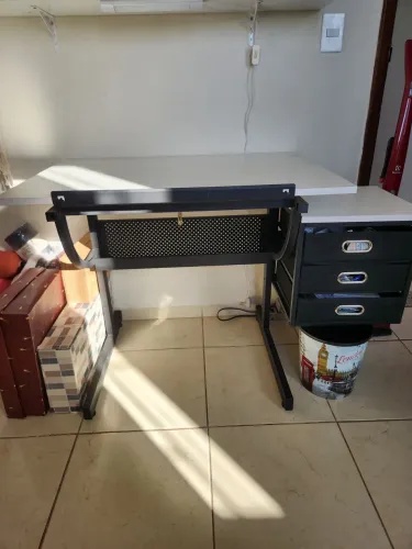 Mesa para desenhos com tampo regulável