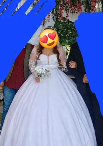 Vestido de noiva com véu e anagua 500,00