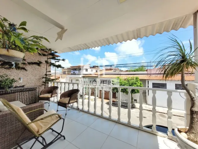 Vendo um Sobrado (térreo + dois andares) com 327m², sendo 04 suítes, no Bairro das Rocas -