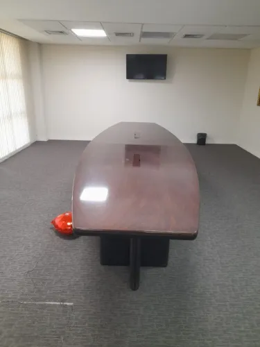 Mesa de reunião.