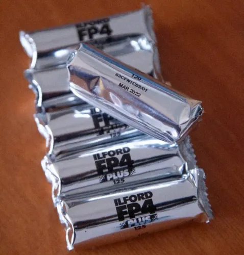 Negativo preto e branco 120 Ilford FP4 Plus ISO 125 (pack com 6 filmes)