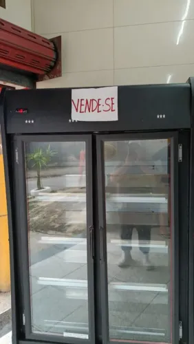 Expositor de bebidas duas portas voltagem 110 220 seminovo três meses de uso 