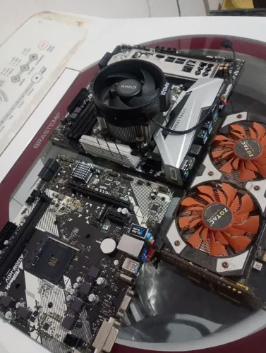 Duas placas mães asrock + pl. de víd. zotac + gabinetes (ler anúncio)