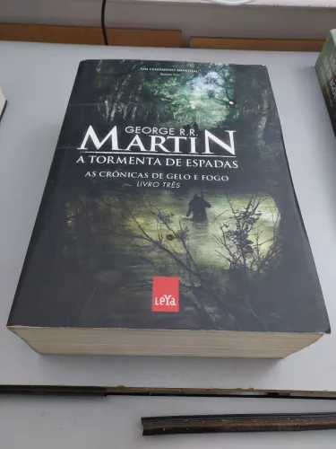 Livro 3 "A TORMENTA DAS ESPADAS " da série Crônicas do gelo e fogo - game of thrones