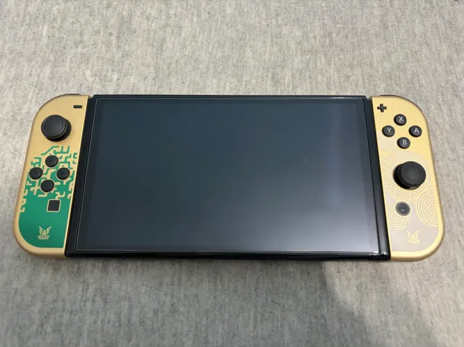 Nintendo Switch OLED 64GB edição Zelda Tears of the Kingdom na caixa
