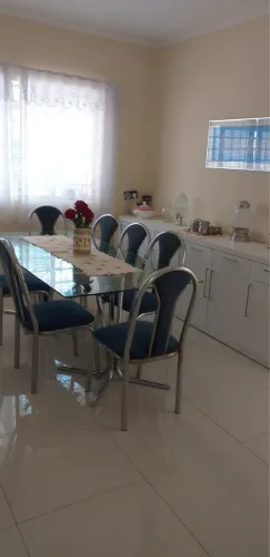 Mesa tamo de vidro com 7 cadeiras 