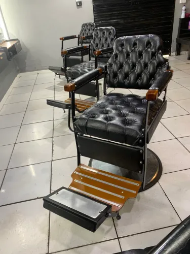 Vendo cadeira de barbeiro em perfeito estado 