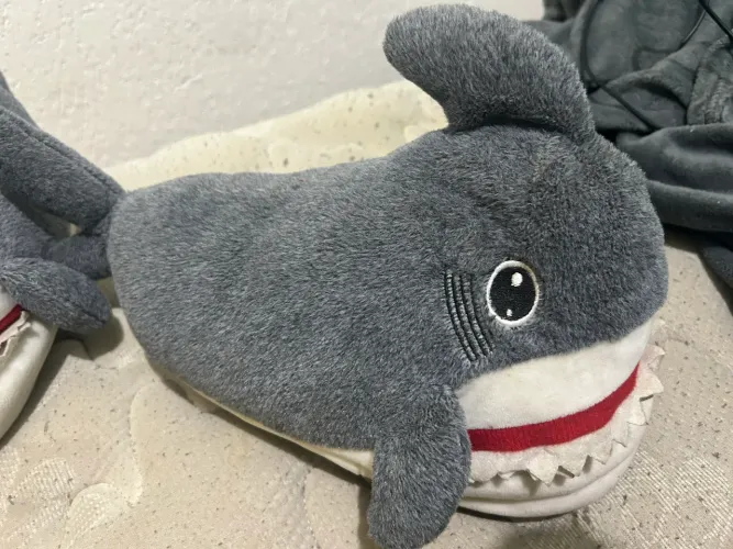 Pantufa de Pelúcia Tubarão 3D Cinza (Super Quentinha!)