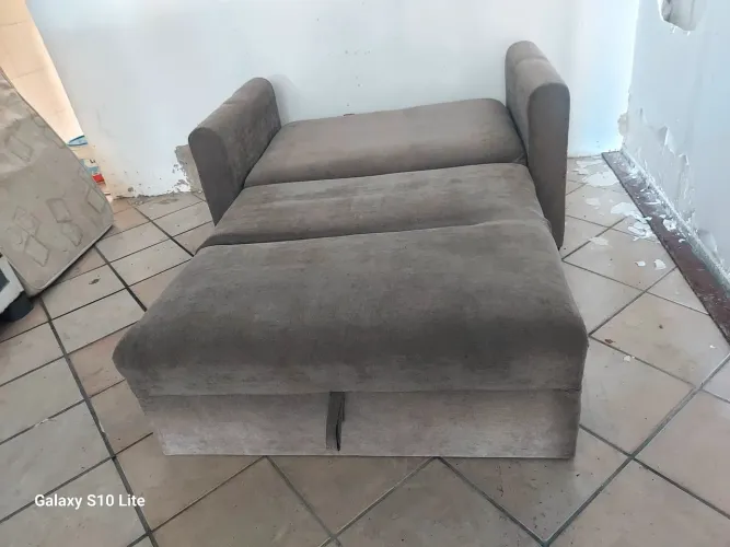 VENDO SOFÁ-CAMA SEMINOVO EM EXCELENTE ESTADO DE CONSERVAÇÃO