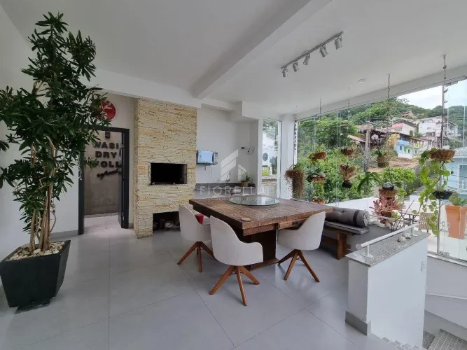 Excelente Casa de 600,00m² com 08 suítes no Centro - Florianópolis/SC