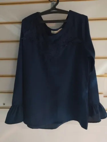 Blusa azul marinho com detalhe de renda M