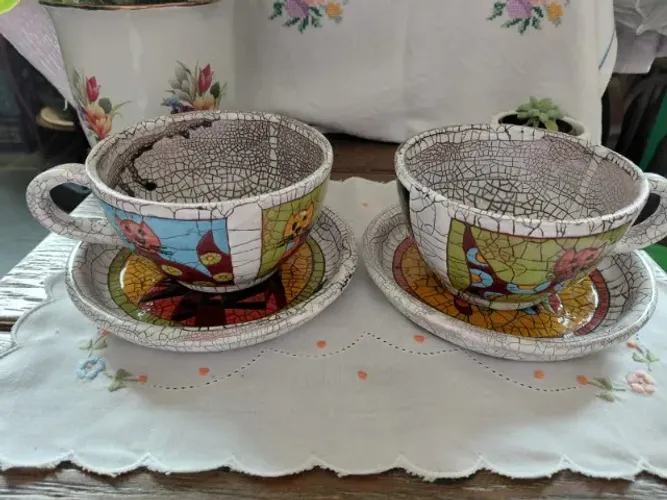Par de xícaras com pires de chá grandes, em cerâmica pintadas à mão decoradas com gatinhos