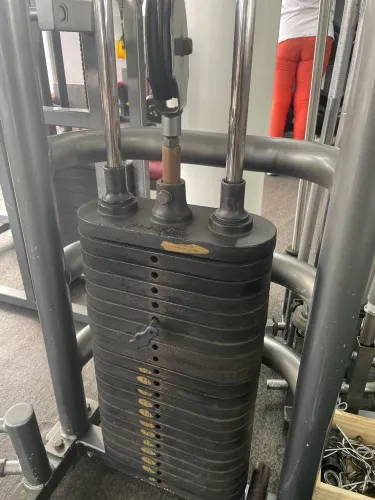 Peck deck naka gym