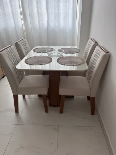 Mesa de Jantar 4 Lugares com Tampo de Vidro e 4 Cadeiras Estofadas