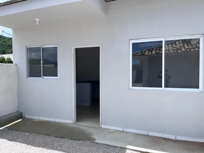 Casa 2 quartos na Armação - aluguel anual + água inclusa + vaga