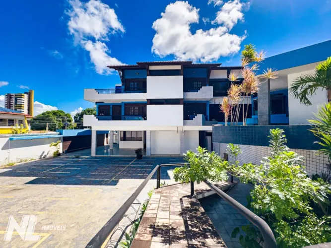 Casa Comercial Ampla com 3 Pavimentos e Capacidade para 15+ Carros