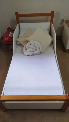 Cama infantil , proteção lateral, cor branca. Excelente estado . 