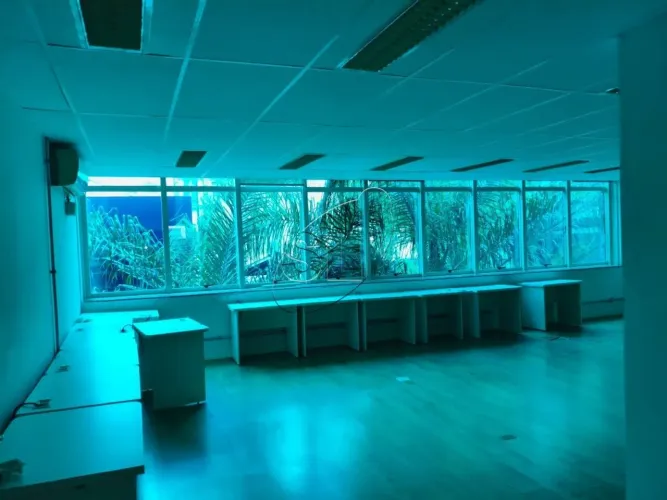 Sala comercial com 110 m², localizada no 3º andar, com vista direta rua Augusta