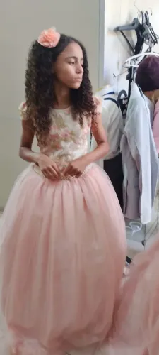Vende-se 200 vestidos de dama