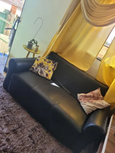 Sofá cama cobrindo, sem nenhum rasgo.