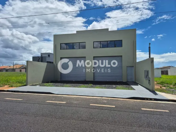 Galpão comercial disponível para locação no bairro Santa Rosa.